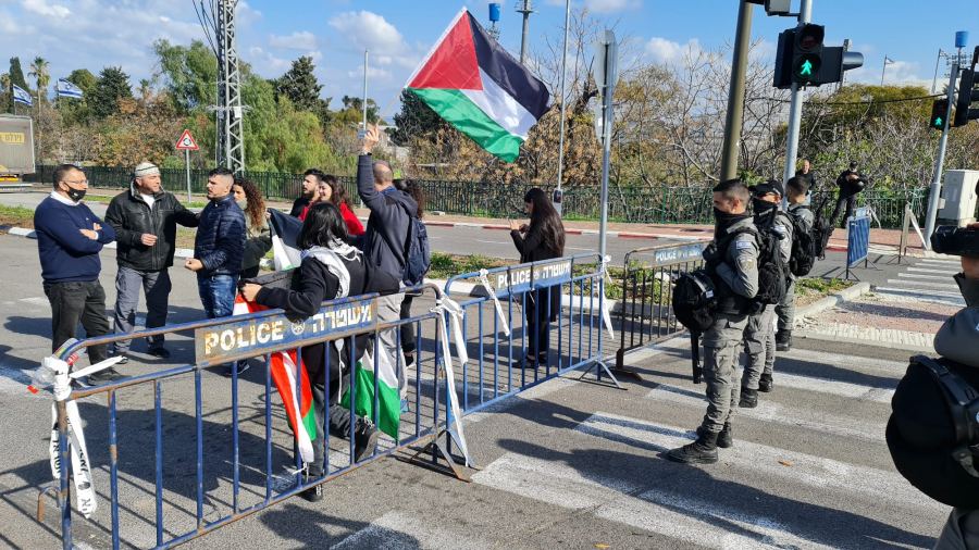 وقفة احتجاجية ضد الاعتداء على مقبرة القسام